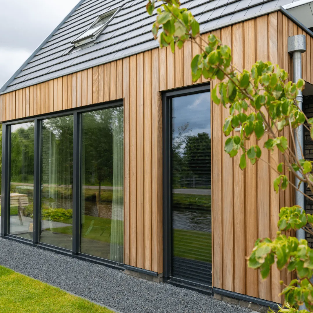 Woning met verticale cederhouten gevel