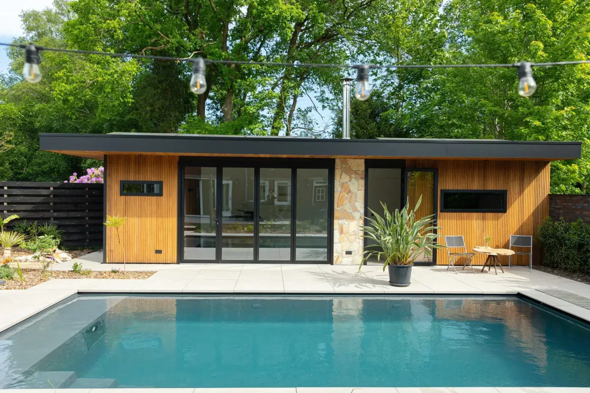 Poolhouse met gevel van Thermo Ayous